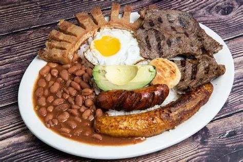    Bandeja Paisa: 探索哥倫比亞聖塔菲特色的豐盛味覺盛宴！