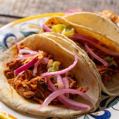  Cochinita Pibil: 慢燉的甜蜜與酸爽交織，創造出猶卡探半島獨特的風味盛宴！